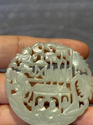 Two Chinese round jade plaques on carved wooden stands, 19th C. — 照片 9