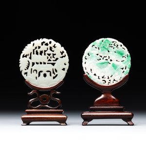 Two Chinese round jade plaques on carved wooden stands, 19th C. — 照片 2