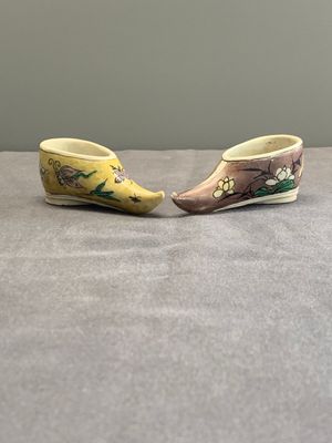 Two Chinese sancai-glazed shoes with flowers and butterflies design, Kangxi — photo 1