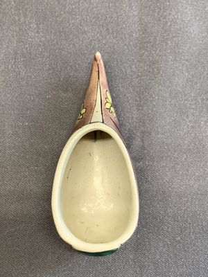 Two Chinese sancai-glazed shoes with flowers and butterflies design, Kangxi — photo 12