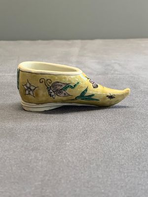 Two Chinese sancai-glazed shoes with flowers and butterflies design, Kangxi — photo 2