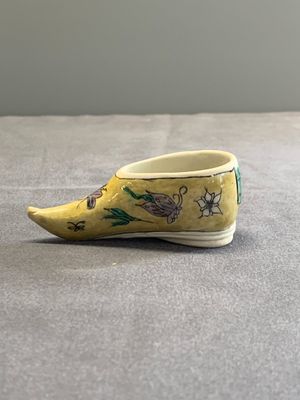 Two Chinese sancai-glazed shoes with flowers and butterflies design, Kangxi — photo 4