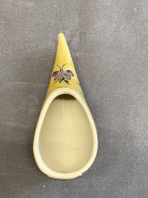 Two Chinese sancai-glazed shoes with flowers and butterflies design, Kangxi — photo 6