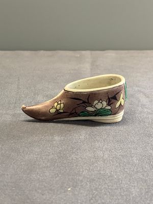 Two Chinese sancai-glazed shoes with flowers and butterflies design, Kangxi — photo 8
