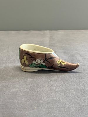 Two Chinese sancai-glazed shoes with flowers and butterflies design, Kangxi — photo 10