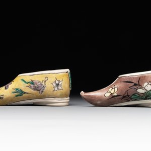 Two Chinese sancai-glazed shoes with flowers and butterflies design, Kangxi — photo 2