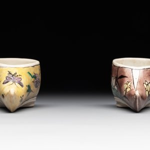 Two Chinese sancai-glazed shoes with flowers and butterflies design, Kangxi — photo 3
