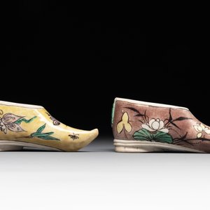 Two Chinese sancai-glazed shoes with flowers and butterflies design, Kangxi — photo 4