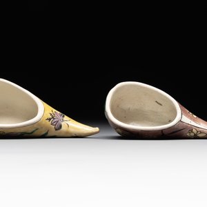 Two Chinese sancai-glazed shoes with flowers and butterflies design, Kangxi — photo 6