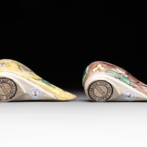 Two Chinese sancai-glazed shoes with flowers and butterflies design, Kangxi — photo 7