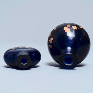 Two Chinese sapphire-blue aventurine-glass snuff bottles, 18/19th C. — photo 3