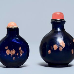 Two Chinese sapphire-blue aventurine-glass snuff bottles, 18/19th C. — photo 1
