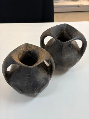 Two Chinese Sichuan black burnished pottery amphoras, Han — foto 1