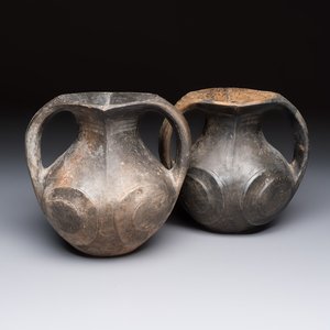 Two Chinese Sichuan black burnished pottery amphoras, Han — foto 1