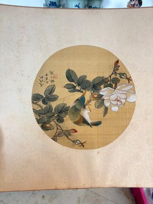 Two Chinese silk paintings with birds on blossoming branches, signed Shi Ren 施仁, dated 1898 — photo 1