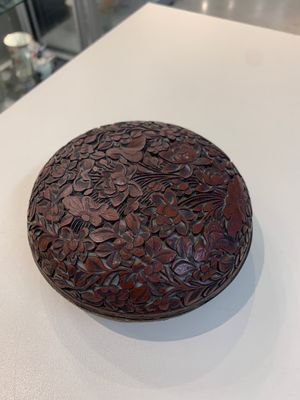 Two Chinese snuff bottles, four soapstone seals and a lacquer covered box, 20th C. — photo 15
