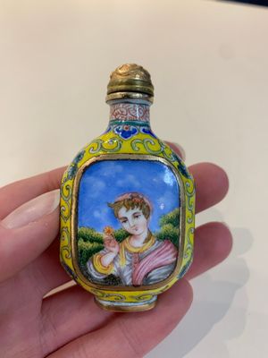 Two Chinese snuff bottles, four soapstone seals and a lacquer covered box, 20th C. — photo 32