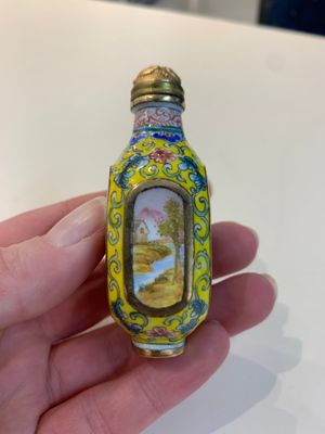 Two Chinese snuff bottles, four soapstone seals and a lacquer covered box, 20th C. — photo 35