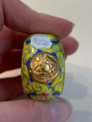 Two Chinese snuff bottles, four soapstone seals and a lacquer covered box, 20th C. — photo 36