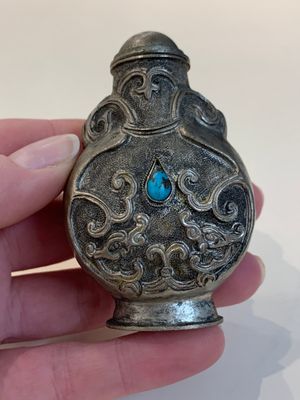 Two Chinese snuff bottles, four soapstone seals and a lacquer covered box, 20th C. — photo 40
