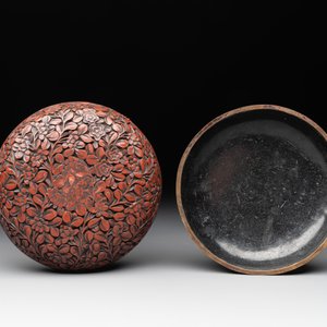 Two Chinese snuff bottles, four soapstone seals and a lacquer covered box, 20th C. — photo 11