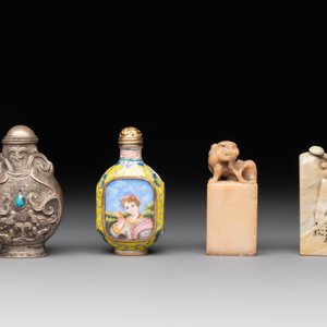 Two Chinese snuff bottles, four soapstone seals and a lacquer covered box, 20th C. — photo 12