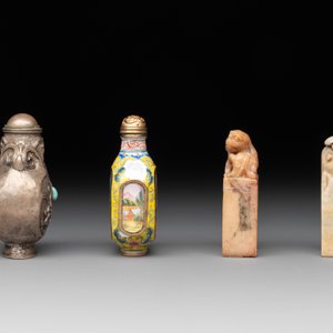Two Chinese snuff bottles, four soapstone seals and a lacquer covered box, 20th C. — photo 13