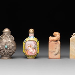 Two Chinese snuff bottles, four soapstone seals and a lacquer covered box, 20th C. — photo 14