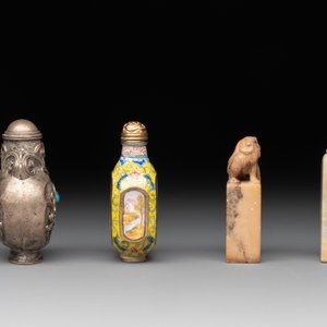 Two Chinese snuff bottles, four soapstone seals and a lacquer covered box, 20th C. — photo 15