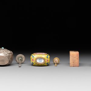 Two Chinese snuff bottles, four soapstone seals and a lacquer covered box, 20th C. — photo 17