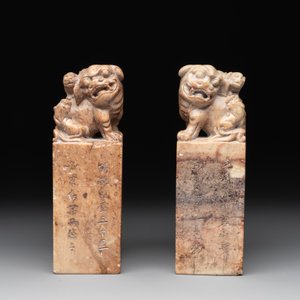 Two Chinese snuff bottles, four soapstone seals and a lacquer covered box, 20th C. — photo 2