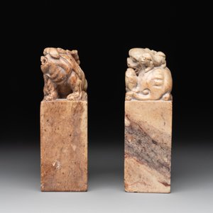Two Chinese snuff bottles, four soapstone seals and a lacquer covered box, 20th C. — photo 3