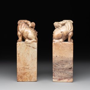 Two Chinese snuff bottles, four soapstone seals and a lacquer covered box, 20th C. — photo 4