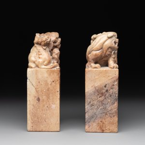 Two Chinese snuff bottles, four soapstone seals and a lacquer covered box, 20th C. — photo 5