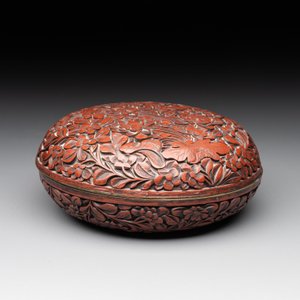 Two Chinese snuff bottles, four soapstone seals and a lacquer covered box, 20th C. — photo 8