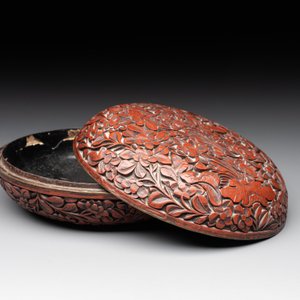 Two Chinese snuff bottles, four soapstone seals and a lacquer covered box, 20th C. — photo 9