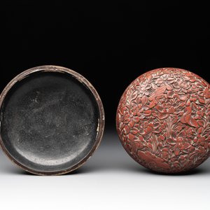 Two Chinese snuff bottles, four soapstone seals and a lacquer covered box, 20th C. — photo 10