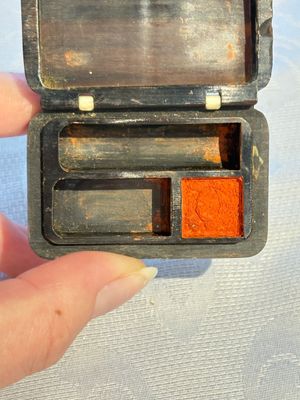 Two Chinese soapstone seals with an original buffalo-horn box, Ignace 依溺斯 mark, 20th C. — 照片 11