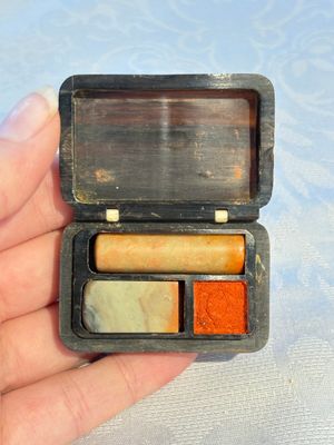 Two Chinese soapstone seals with an original buffalo-horn box, Ignace 依溺斯 mark, 20th C. — 照片 7