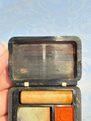 Two Chinese soapstone seals with an original buffalo-horn box, Ignace 依溺斯 mark, 20th C. — 照片 8