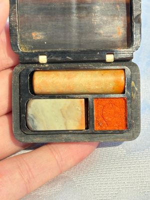 Two Chinese soapstone seals with an original buffalo-horn box, Ignace 依溺斯 mark, 20th C. — 照片 9