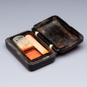Two Chinese soapstone seals with an original buffalo-horn box, Ignace 依溺斯 mark, 20th C. — 照片 1