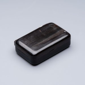 Two Chinese soapstone seals with an original buffalo-horn box, Ignace 依溺斯 mark, 20th C. — 照片 2