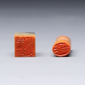 Two Chinese soapstone seals with an original buffalo-horn box, Ignace 依溺斯 mark, 20th C. — 照片 3