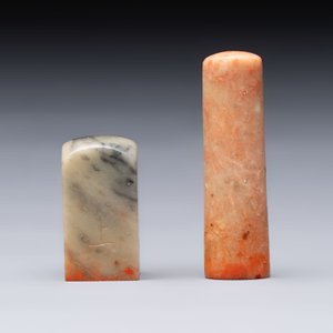 Two Chinese soapstone seals with an original buffalo-horn box, Ignace 依溺斯 mark, 20th C. — 照片 4