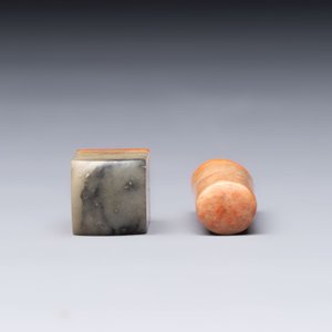 Two Chinese soapstone seals with an original buffalo-horn box, Ignace 依溺斯 mark, 20th C. — 照片 5