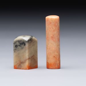 Two Chinese soapstone seals with an original buffalo-horn box, Ignace 依溺斯 mark, 20th C. — 照片 6