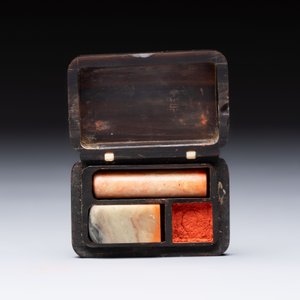 Two Chinese soapstone seals with an original buffalo-horn box, Ignace 依溺斯 mark, 20th C. — 照片 7