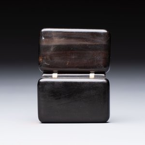 Two Chinese soapstone seals with an original buffalo-horn box, Ignace 依溺斯 mark, 20th C. — 照片 8