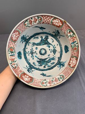 RETURNED 10/12/24 Two Chinese Swatow red-, turquoise- and black-enamelled 'phoenixes' and 'river landscape' dishes, Ming — photo 1